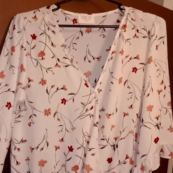 Floral Blouse 🌼 - Picture 9 of 9